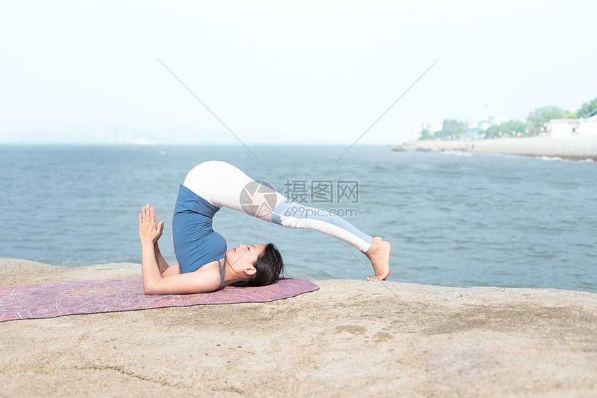 海边瑜伽人像图片