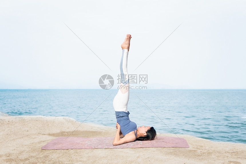 海边瑜伽人像图片