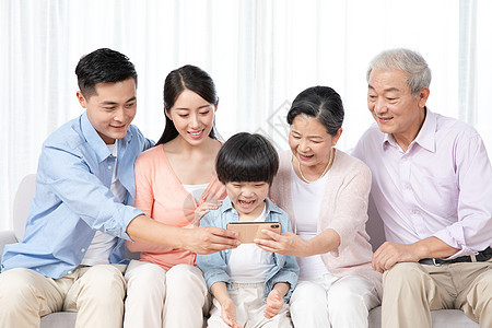 家人看手机照片 家人看手机背景 家人看手机摄影图片下载 摄图网