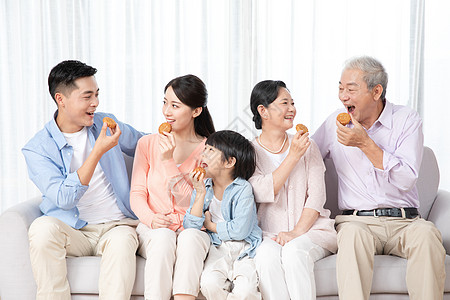 奶奶和孙子中秋节一家人一起吃月饼背景