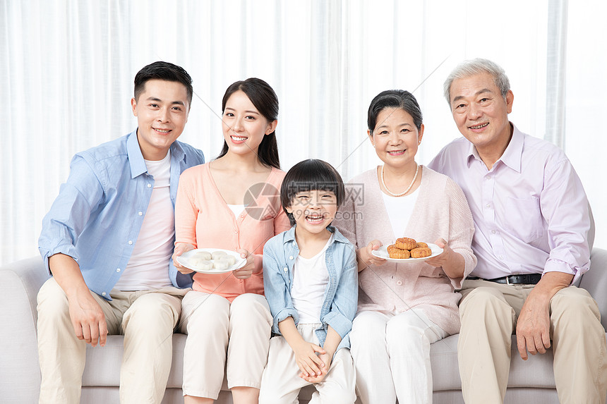 中秋节一家人一起吃月饼图片
