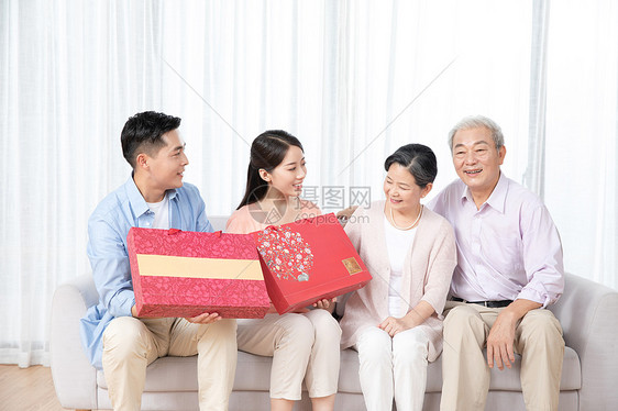 儿子媳妇给爸爸妈妈送月饼礼盒图片