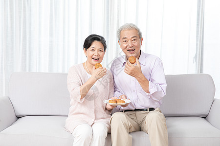 爷爷奶奶中秋节吃月饼图片