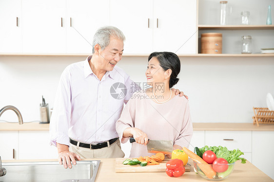 老年夫妇厨房切菜图片
