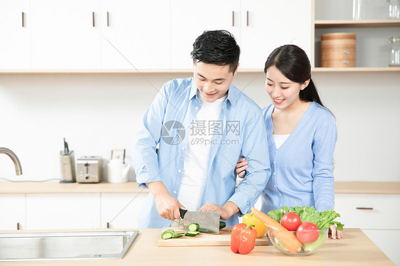 夫妻厨房切菜图片