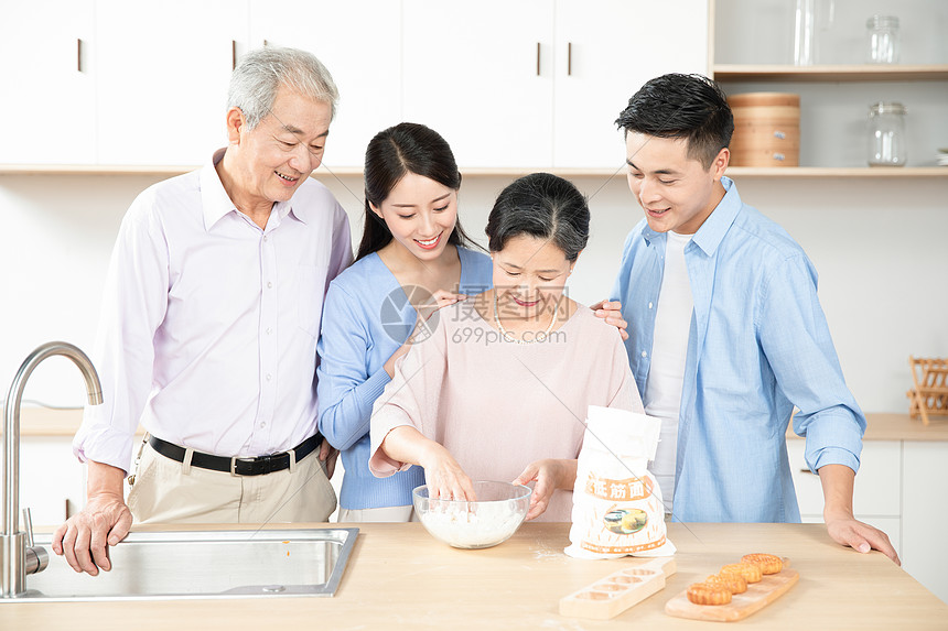 ‘~一家人中秋节一起做月饼  ~’ 的图片