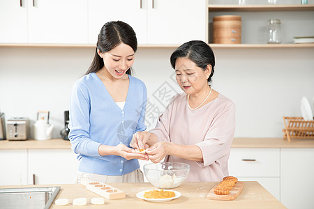 妈妈和女儿一起做月饼图片