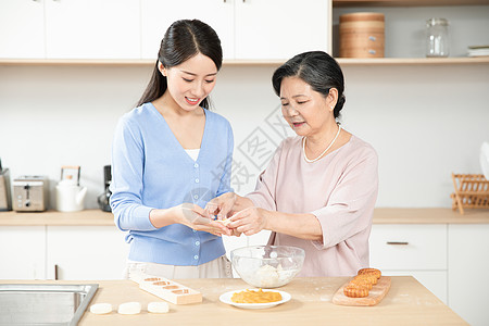 妈妈和女儿一起做月饼图片