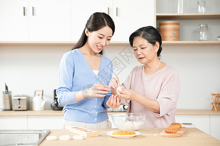 妈妈和女儿一起做月饼图片