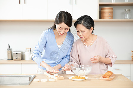 妈妈和女儿一起做月饼图片