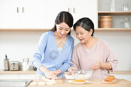 妈妈和女儿一起做月饼图片