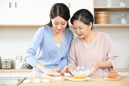 妈妈和女儿一起做月饼图片