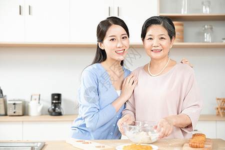 妈妈和女儿一起做月饼图片