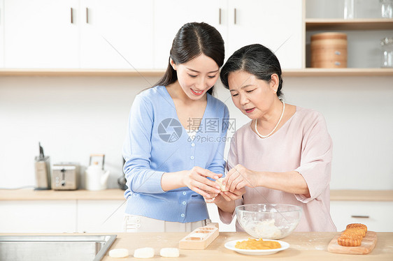 妈妈和女儿一起做月饼图片