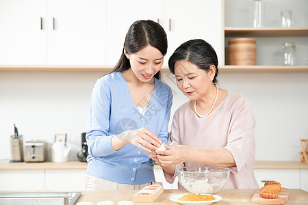 妈妈和女儿一起做月饼图片