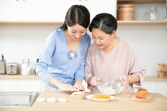 妈妈和女儿一起做月饼图片