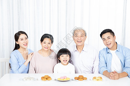 全家人一起吃月饼图片