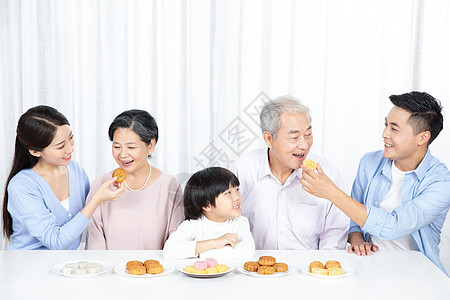 奶奶和孙子全家人一起吃月饼背景