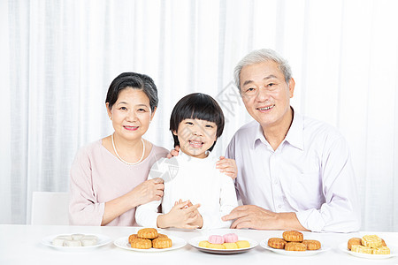 爷爷奶奶和孙子一起吃月饼图片