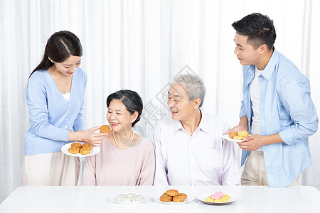 一家人中秋节吃月饼图片