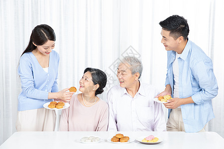 一家人中秋节吃月饼图片