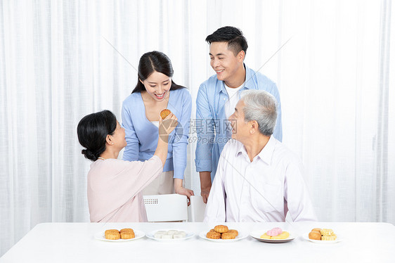 一家人中秋节吃月饼图片