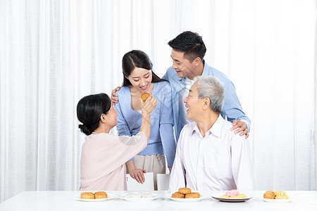 一家人中秋节吃月饼图片