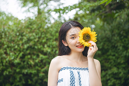 拿着花朵的少女图片