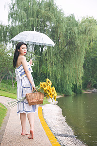 雨中撑伞提花的少女图片