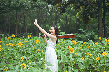 肩抗吉他的少女图片