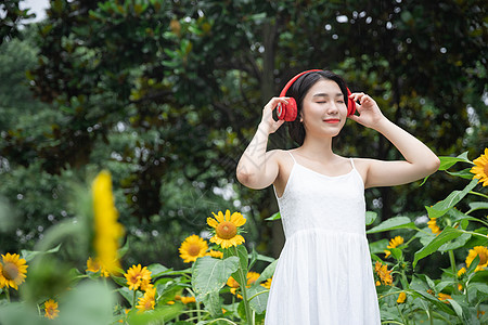 向日葵中戴耳机的少女图片