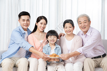 中秋节全家人一起吃月饼背景