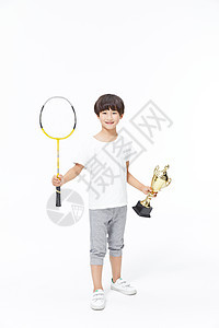 羽毛球少年手拿奖杯图片