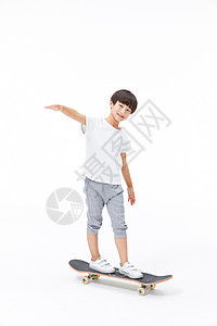 小男孩玩滑板背景图片