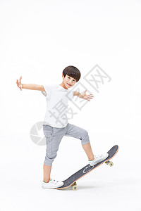 小男孩玩滑板图片