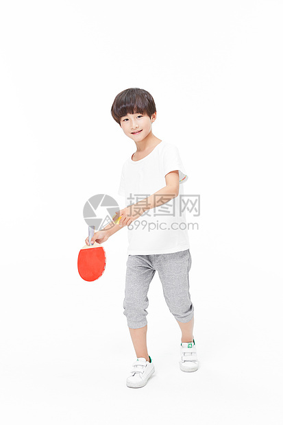 男孩打乒乓球图片