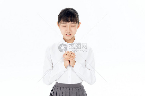 中学生女孩闭眼祈祷图片