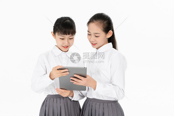 中学生同学看网络课程图片