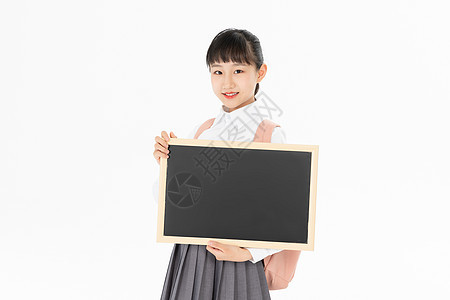 中学生女孩拿写字板背景图片