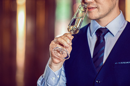 商务男性举杯喝香槟高清图片