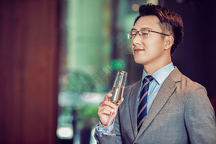 商务男性举杯喝香槟图片