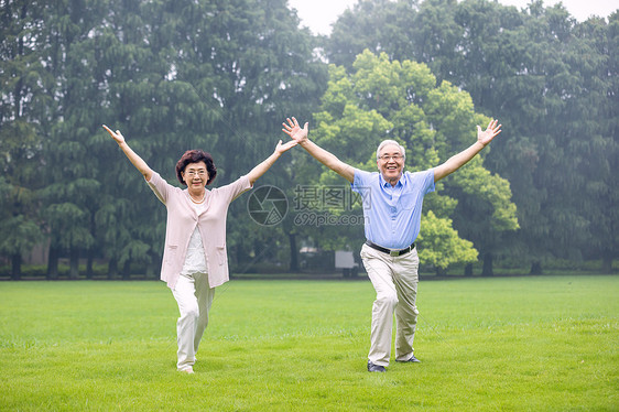 老年夫妇公园晨练图片