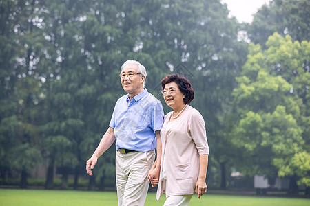 一对老人老年夫妇早晨户外散步背景