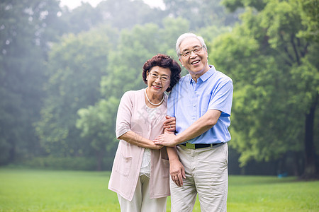 老年夫妇户外游玩图片