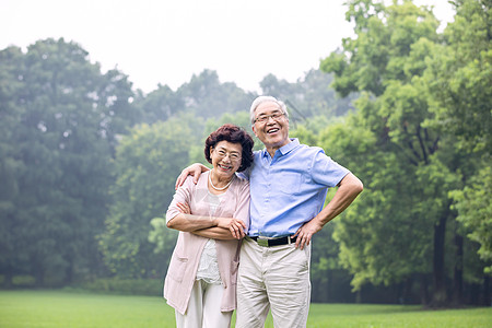 老年夫妇户外游玩图片