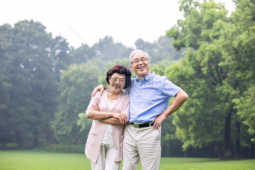 老年夫妇户外游玩图片