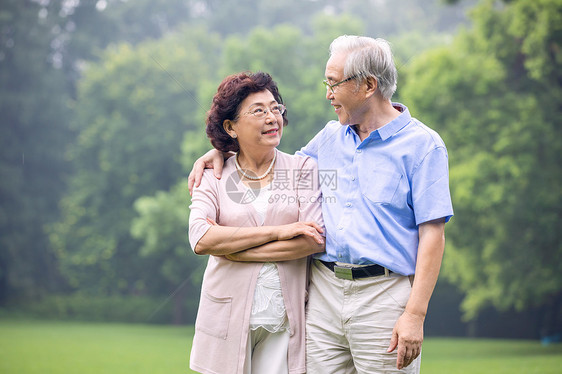 老年夫妇户外游玩图片