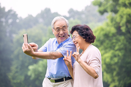 老年夫妇户外自拍图片