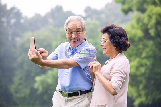 老年夫妇户外自拍图片