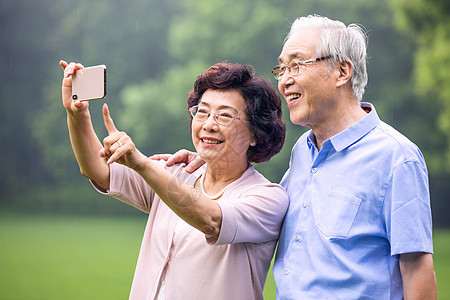 老年夫妇户外自拍图片